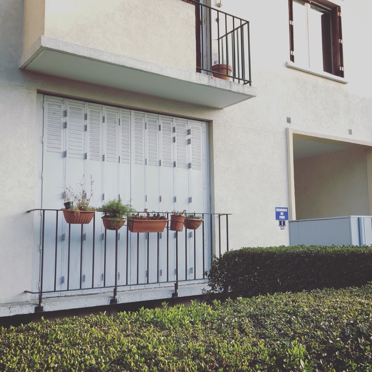 法國夏天鐵窗必須全關閉才能擋掉熱氣