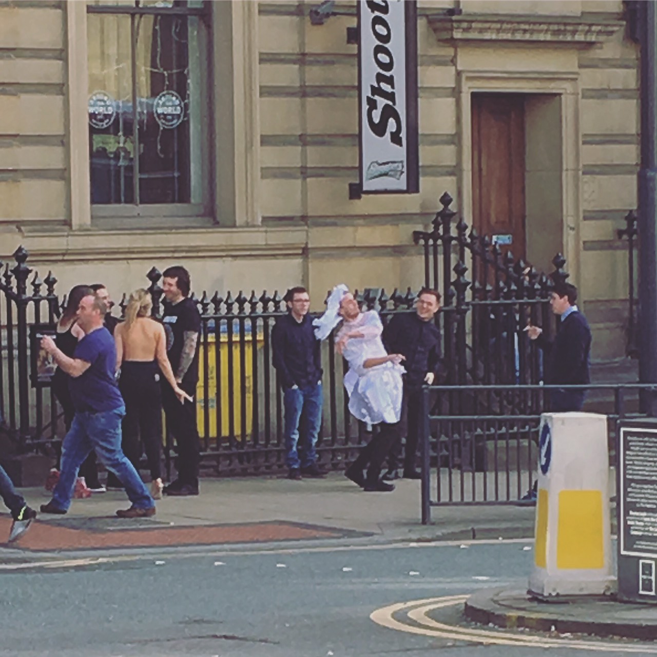 上禮拜里茲遇到一群男生，其中一位穿著白色洋裝戴著頭紗，他們是不是玩得很開心啊！