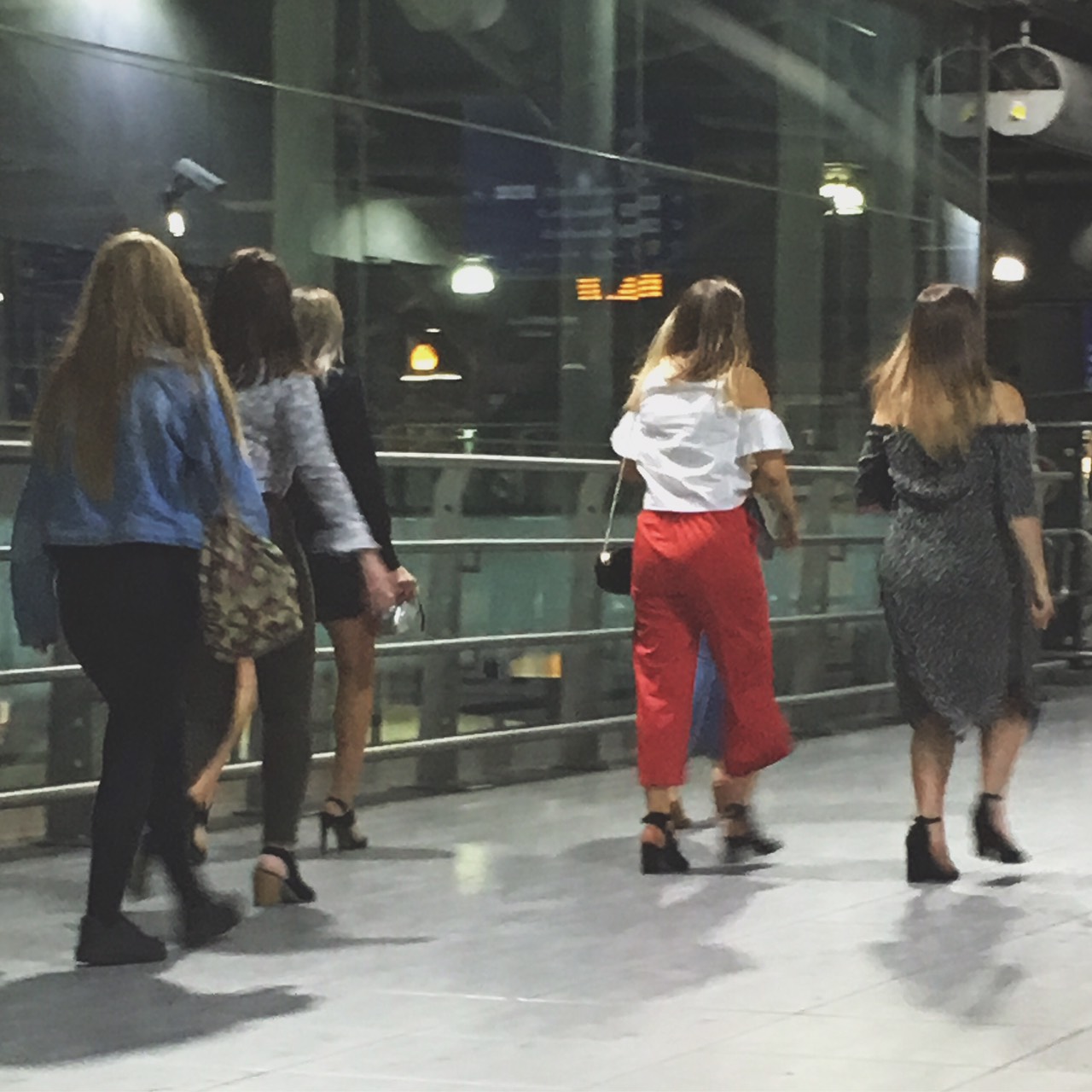 這是上週末在里茲車站拍到的，雖然沒有達到短少薄的標準，但不到十度的週末，穿這樣也稱得上愛水不怕流鼻水！