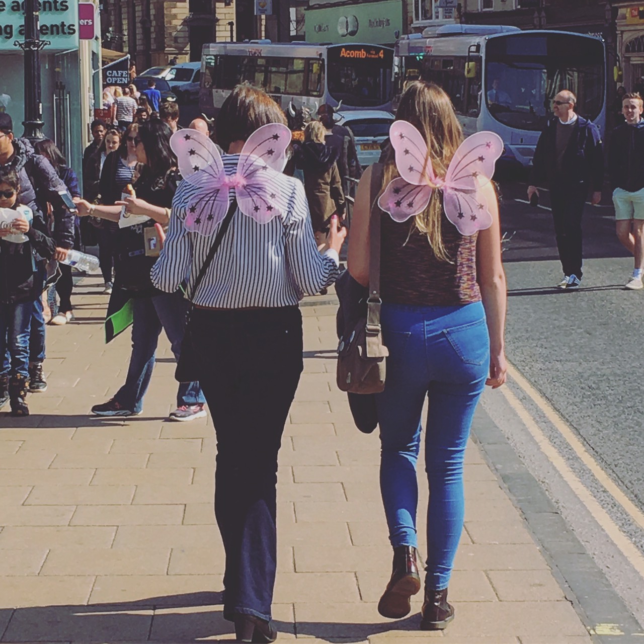 背著蝴蝶翅膀的兩位英國女生，前面還有一群蝴蝶公主，但她們走得比較慢。