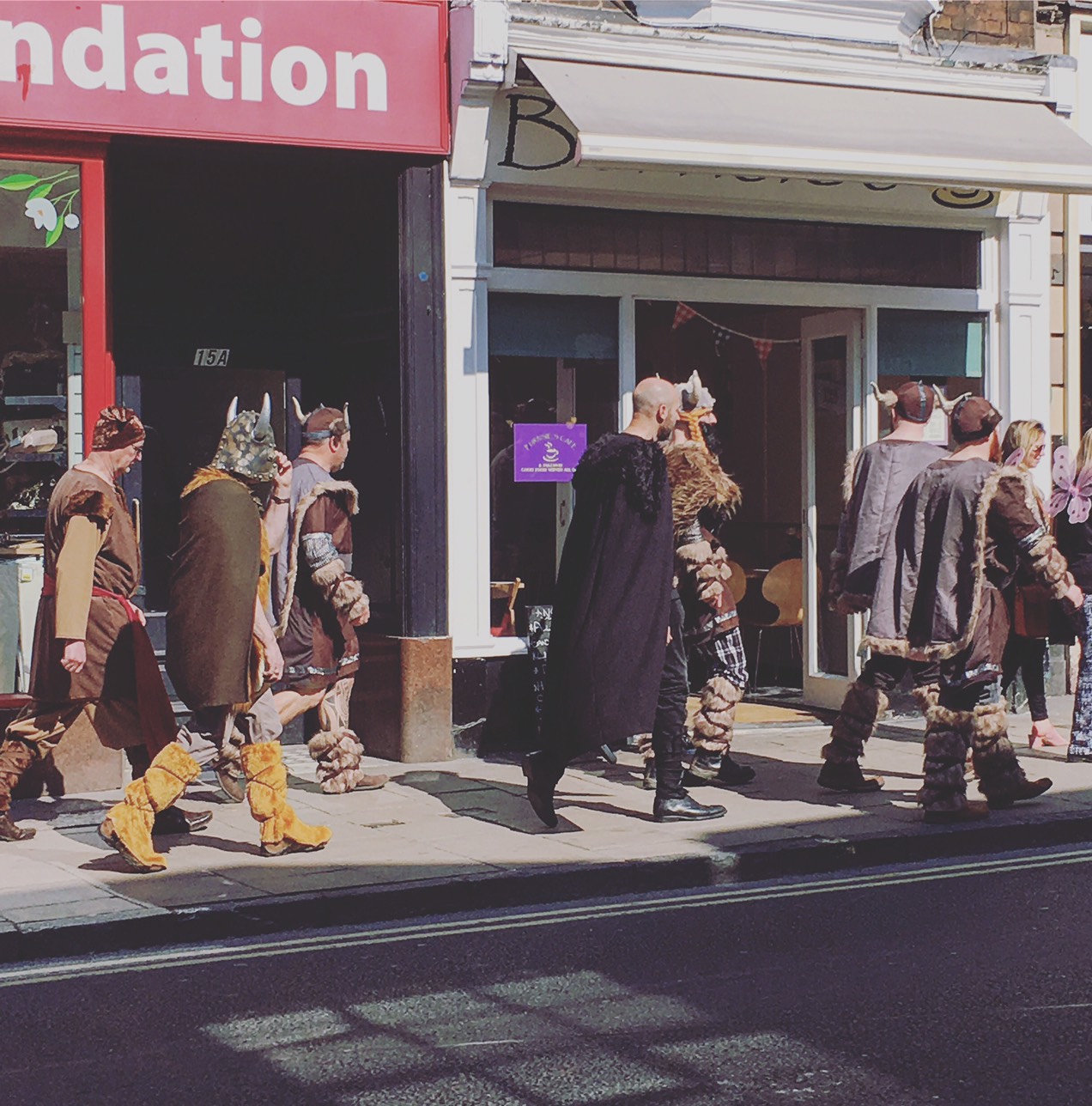 成群結伴的英國男生，主題應該是維京人，約克曾經被維京人統治一個世紀