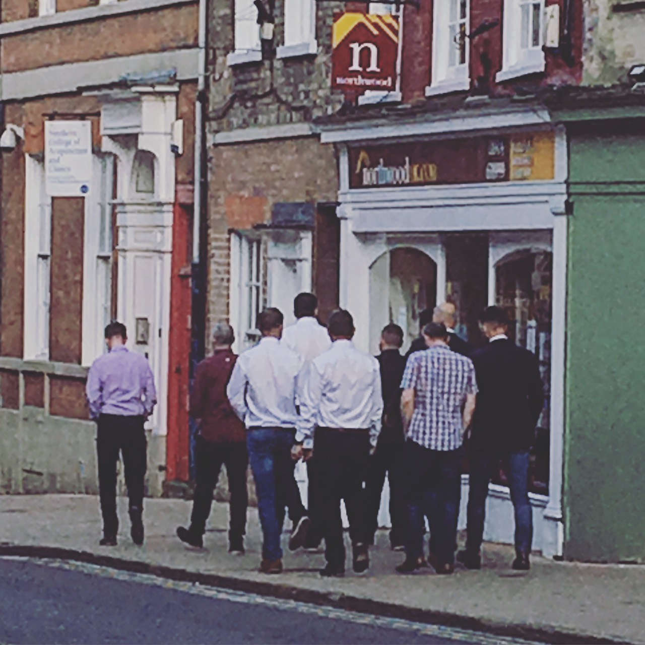 一群男生在一起通常沒主題就是穿襯衫