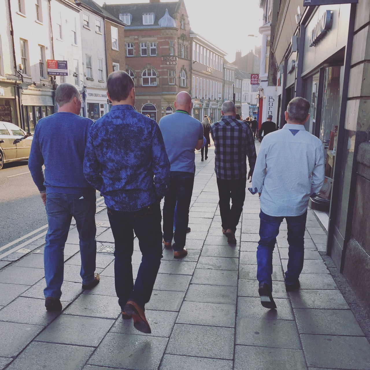 一群中年人男人或女人也會結伴出去，感覺上台灣中年男生這樣成群出去玩得比較少。