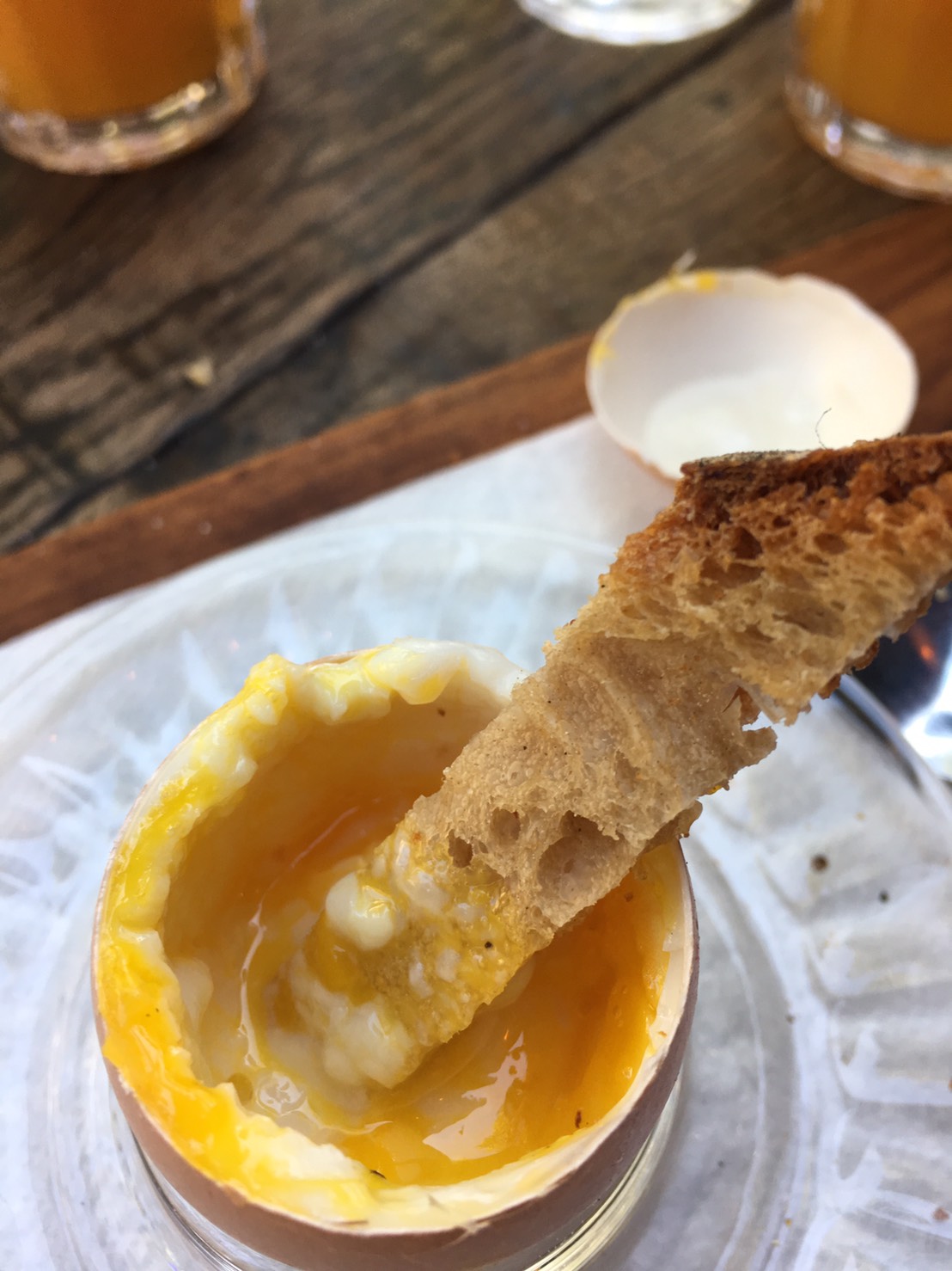 用麵包條攪蛋來吃